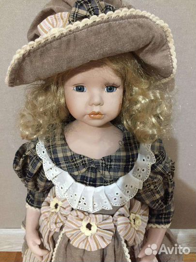 Кукла фарфоровая