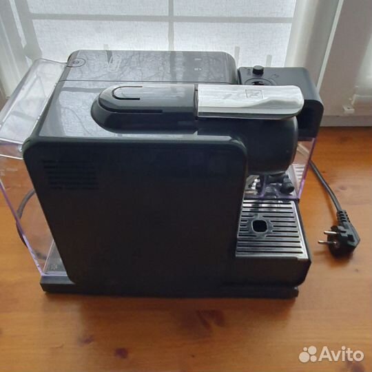 Кофемашина Nespresso DeLonghi с капучинатором