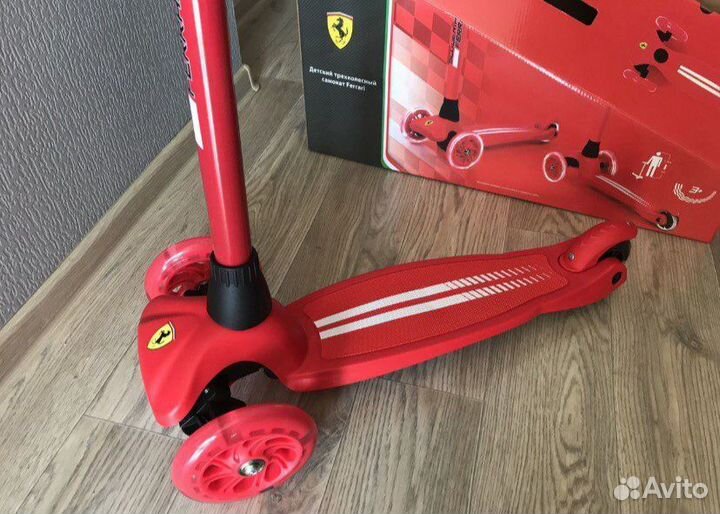 Детский самокат Ferrari трёхколесный