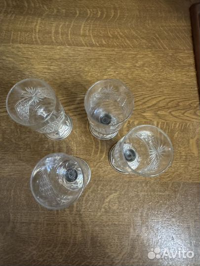 Хрустальные рюмки на металлической ножке