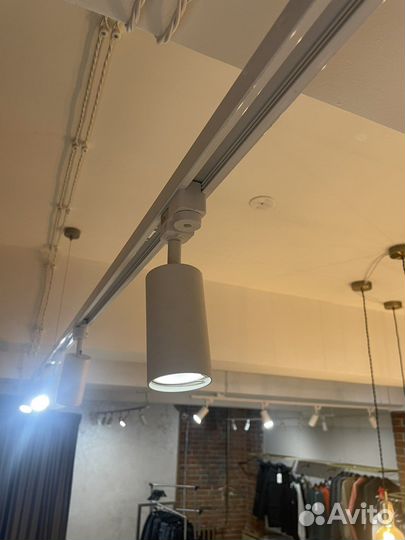 Трековый шинопровод со светильниками