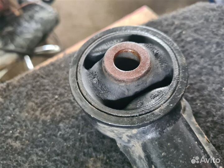 Рычаг подвески нижний задний Toyota Rav 4 2010