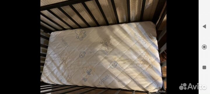 Детская кроватка с маятником, ящиком и матрасом