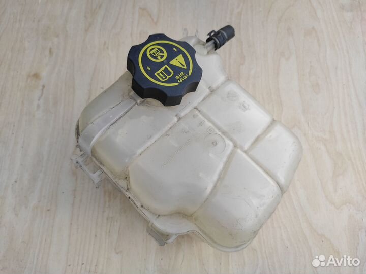Бачок расширительный на Opel Astra J Cruze
