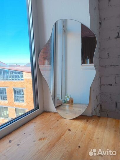 Настенное зеркало без рамы неправильной формы