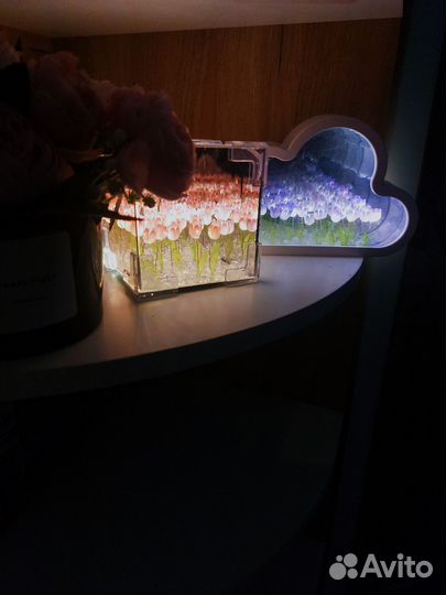 Светильник Куб с тюльпанами внутри