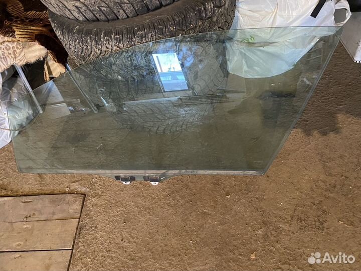 Стекла левое и правое передней двери honda fit