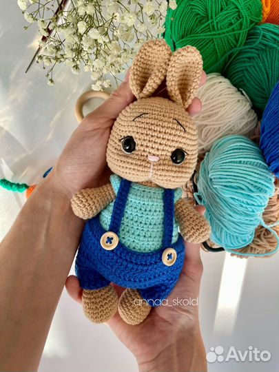 Вязаная игрушка зайчик ручной работы