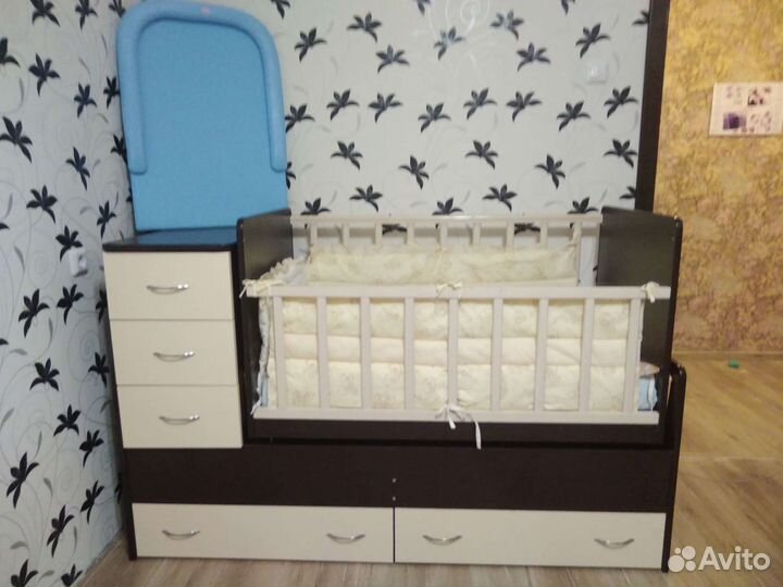 Детская кроватка с маятником