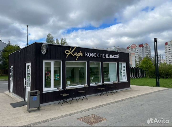 Помощник продавца в кафе