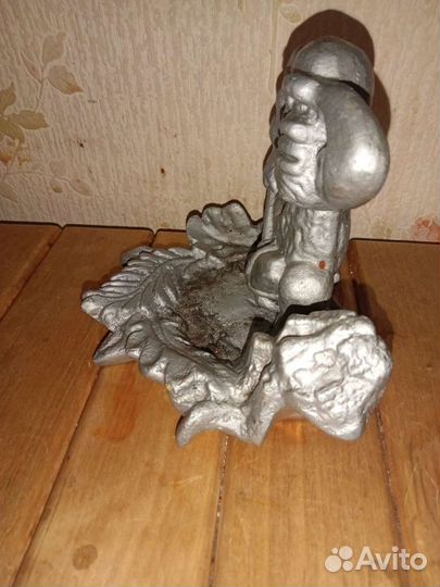 Пепельница первобытного человека бронза