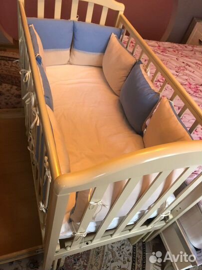 Детская кроватка с маятником