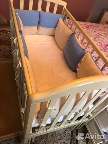 Детская кроватка с маятником