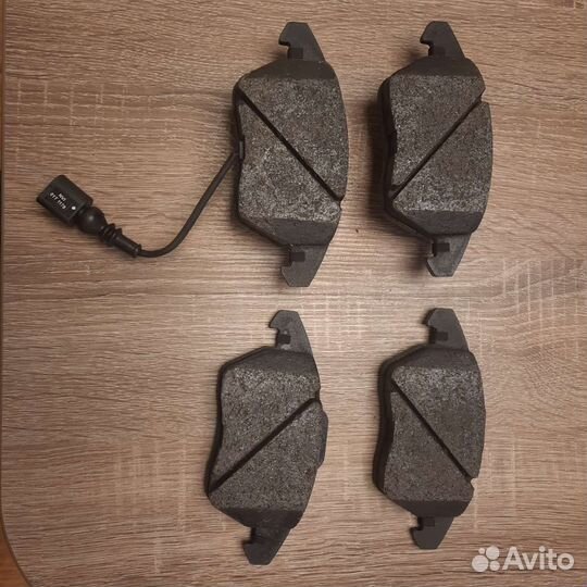 Volkswagen комплект передних тормозных колодок