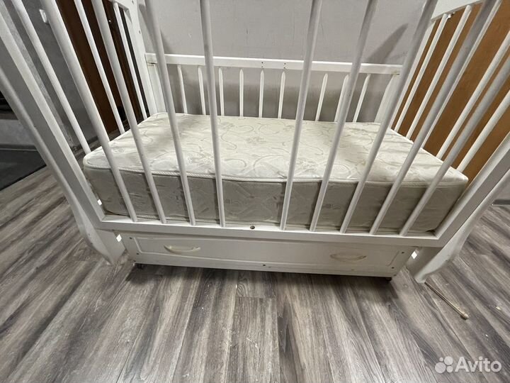 Детская кроватка-люлька с укачиванием и матрасом