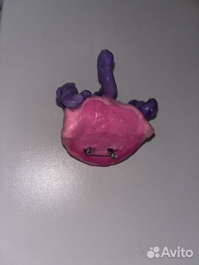 Брошь губ с щупальцами