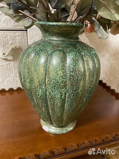 Искусственные цветы с вазой