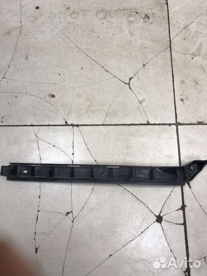 Направляющая заднего бампера правая Skoda Octavia