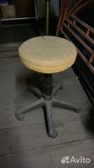 Стул на колесиках