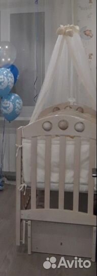 Детская кроватка с маятником