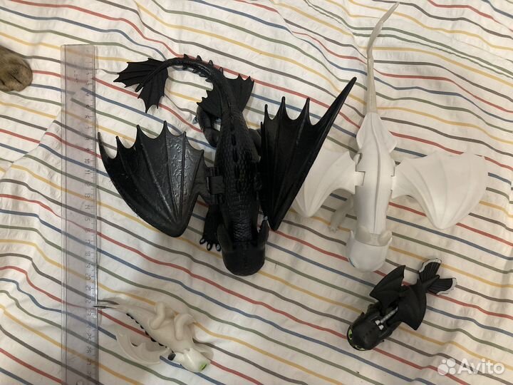 Драконы беззубик и дневная фурия