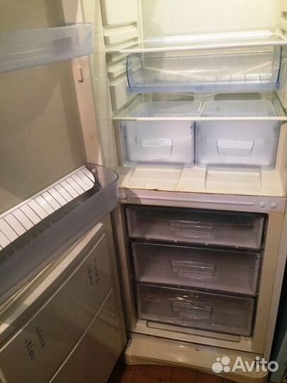 Продам холодильник двухкамерный Indesit