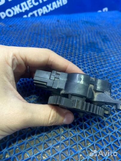 Моторчик заслонок отопителя Opel Astra H седан