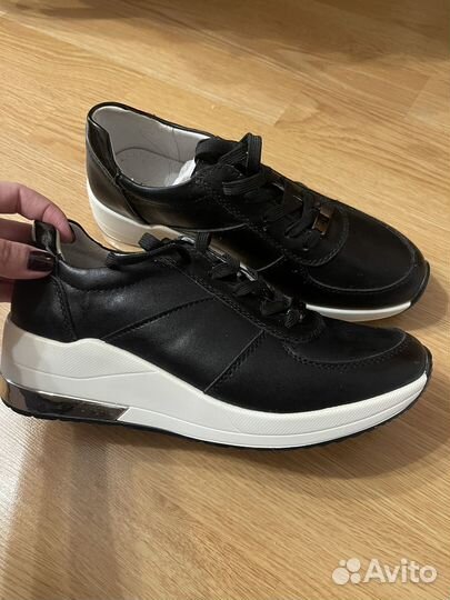 Кроссовки женские