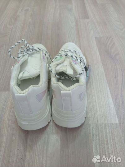 Кроссовки женские