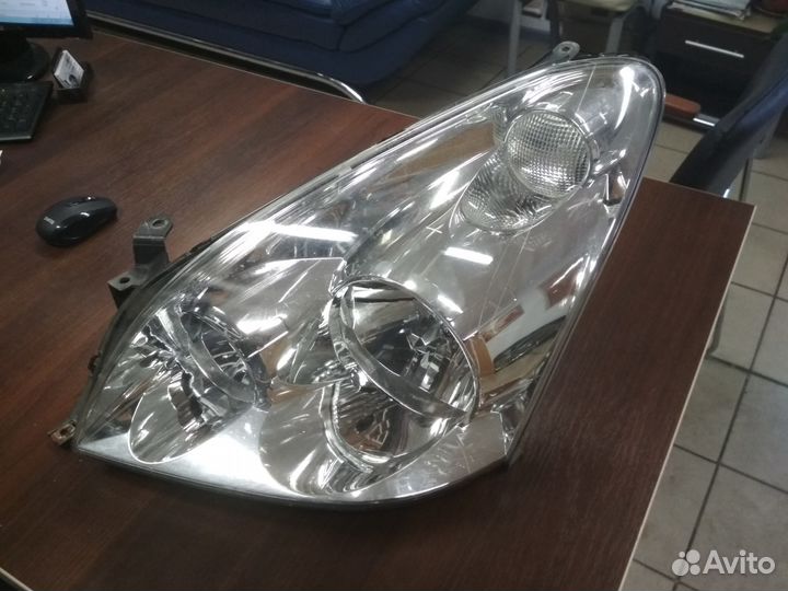 Фара левая Toyota Corolla Verso 04-07 год