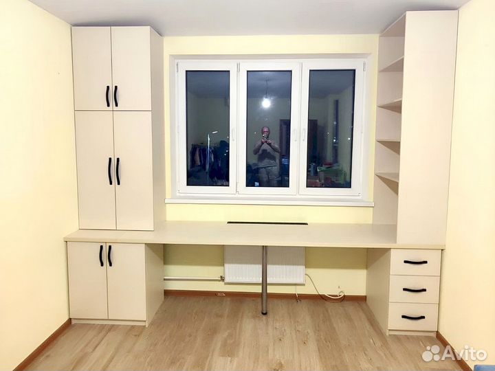 Рабочая зона со шкафом у окна