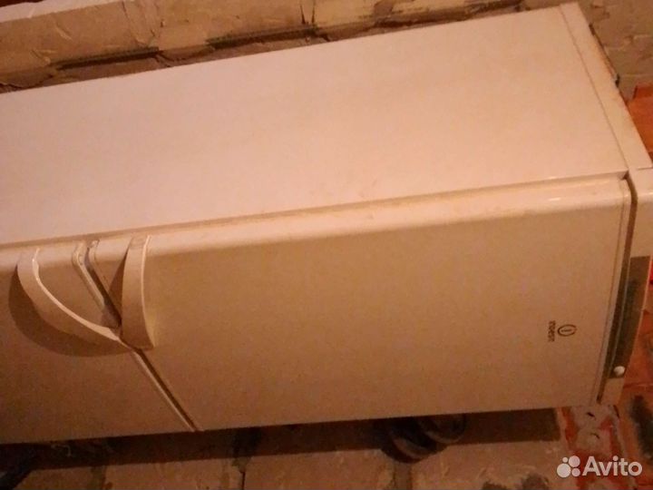 Продаю холодильник Indesit не работает компрессор