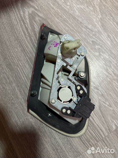 Фонарь крышки багажника правый Mercedes W208