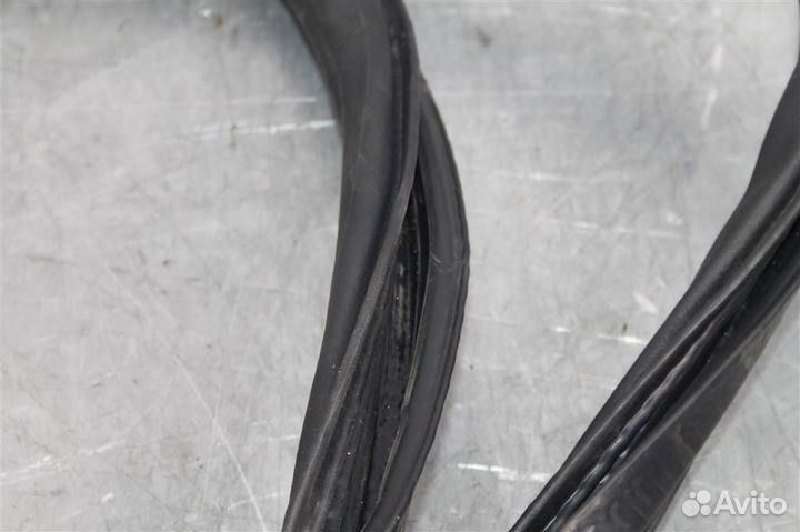 Уплотнитель кузова задней правой двери Volvo XC9