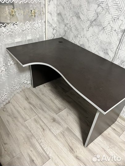 Угловой компьютерный стол