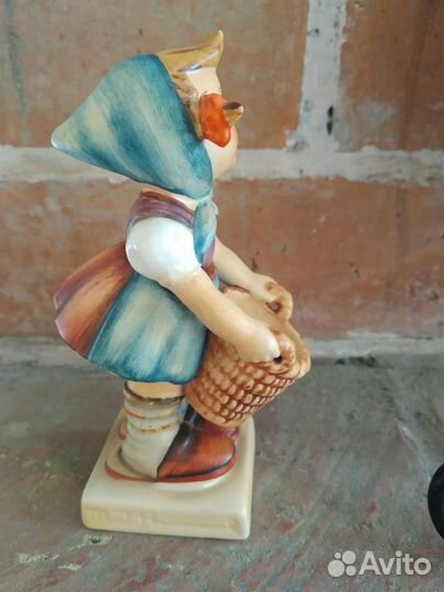 Фарфоровая статуэтка Hummel Goebel
