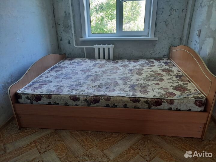 Кровать с матрасом бу 160200