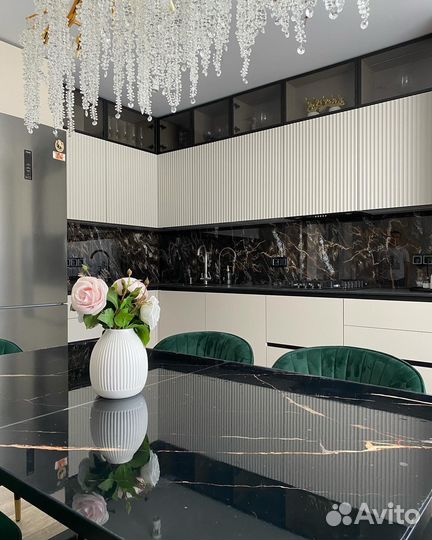 Кухня с витриной под ключ белая