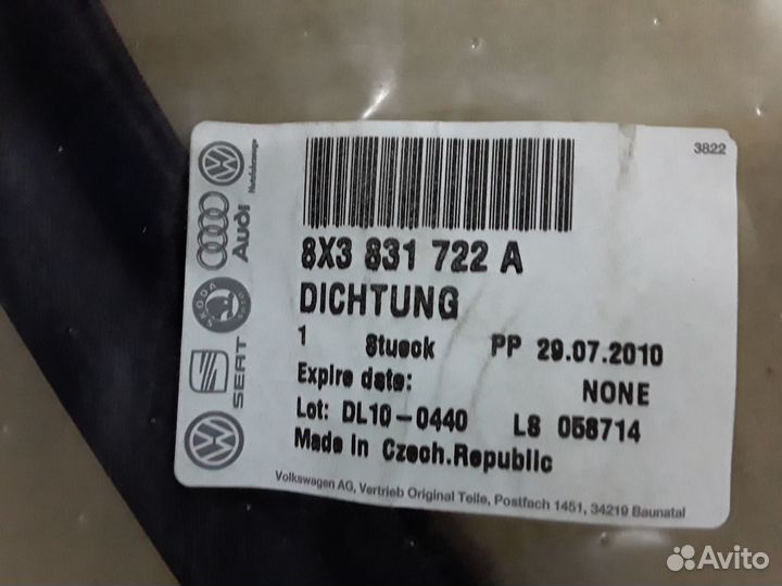 Уплотнитель правой двери Audi A1 новый