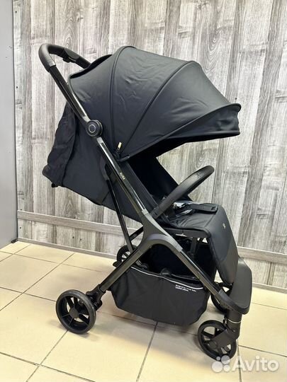 Коляска полгулочная легкая и компактная