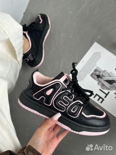 Кроссовки женские