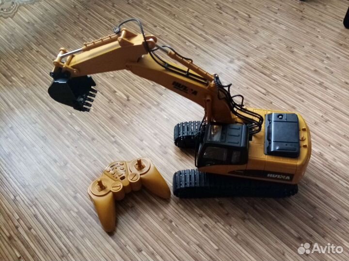 Экскаватор на пульте управления