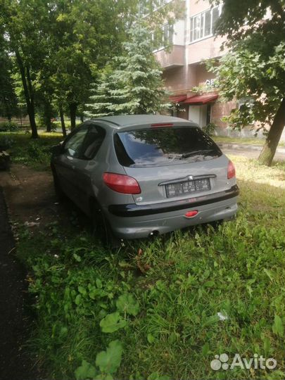 Peugeot 206 1.1 МТ, 1998, битый, 200 000 км