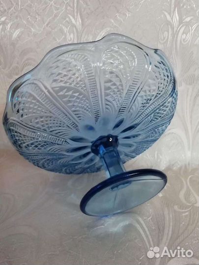 Большая ваза. фруктовница.на ножке.цветное стекло