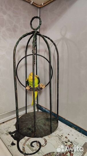 Клетка кованая с фигуркой попугая