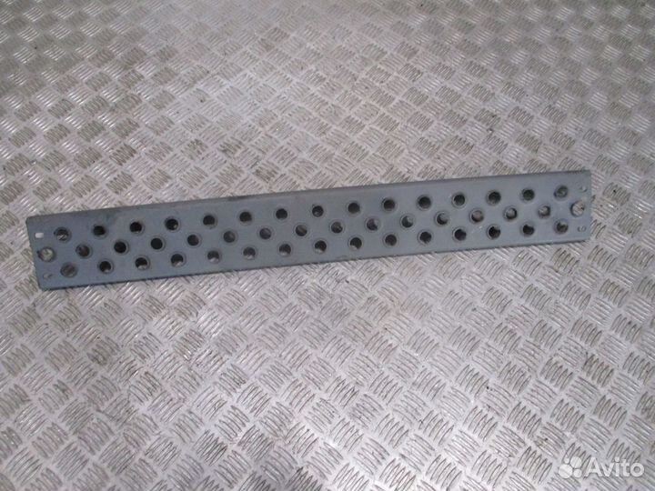 Ступенька (средняя часть бампера ) Mercedes-Benz A