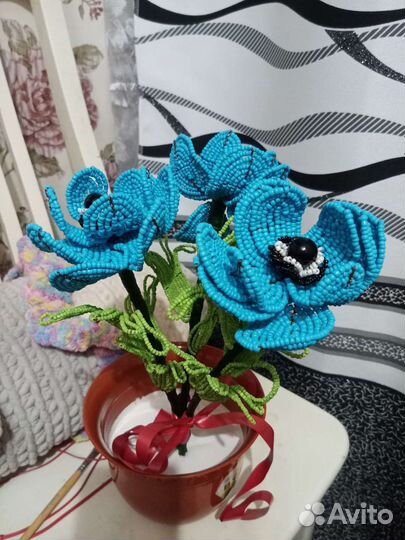 Искусственные цветы в горшках из бисера