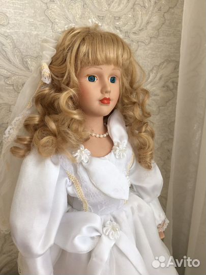 Кукла фарфоровая