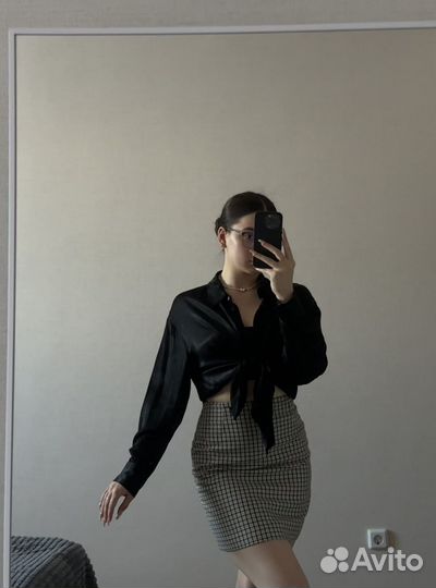 Рубашка черная атласная Bershka