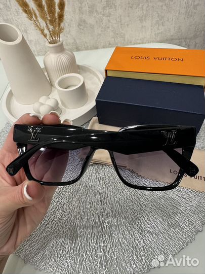 Солнцезащитные очки Louis Vuitton